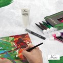 Een hand schildert een abstract schilderij met levendige kleuren. Naast het schilderij liggen acrylverf markers, modelleerpasta en acrylverf tubes.
