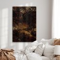 Abstract glas-in-lood schilderij in bruin en zwart met gouden spikkels, hangend boven een bed.