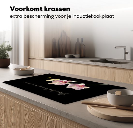 KitchenYeah® Inductie beschermer 91.6x52.7 cm - Quotes - Deze keuken is van mama - Bloemen - Roze - Moeder - Kookplaataccessoires - Afdekplaat voor kookplaat - Inductiebeschermer - Inductiemat - Inductieplaat mat