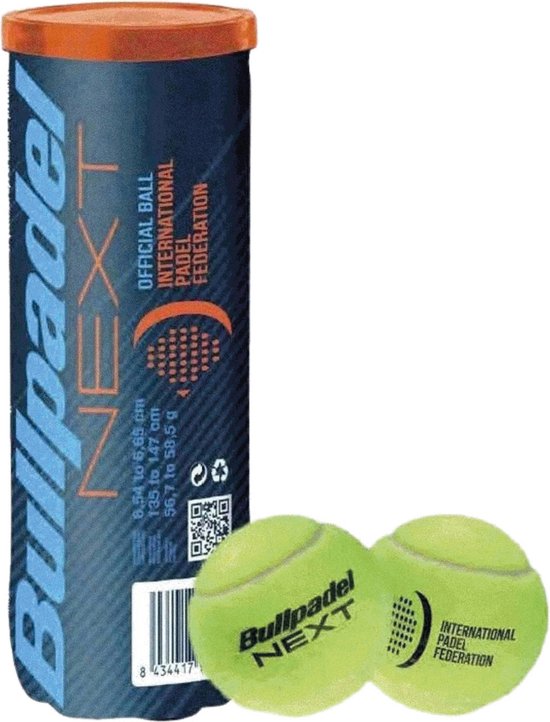 Donkere cilinder met oranje dop, met de tekst "Bullpadel NEXT" en twee groene padelballen ernaast.