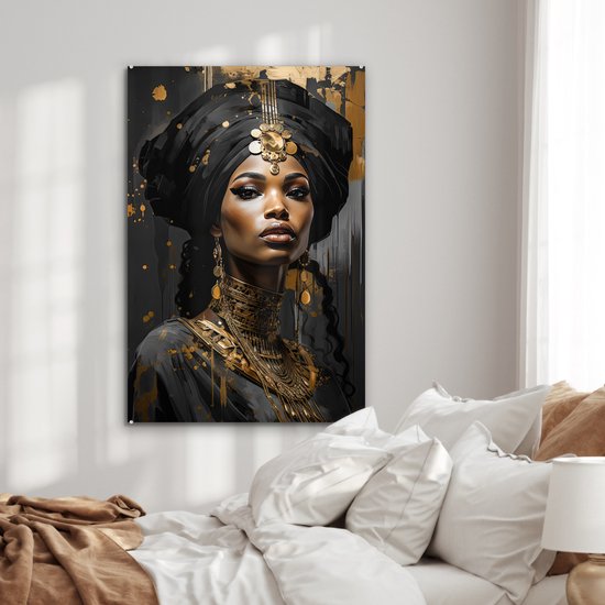 Portret van een vrouw met zwarte tulband en gouden sieraden, in een slaapkamer.