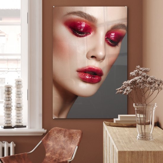 ® Glasschilderij 80x120 cm - Schilderij acrylglas - Afbeelding van een vrouw met glanzende rode lippen en oogleden - Foto op glas - Muurdecoratie woonkamer - Wanddecoratie slaapkamer - Schilderijen