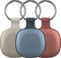 Drie Fresh 'n Rebel Smart Finders met sleutelringen, in de kleuren Silky Sand, Dive Blue en Safari Red, gezien vanaf de voorkant.