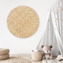 Décoration murale ronde imprimé rotin dans une chambre d'enfant avec une tente tipi et un ours en peluche.