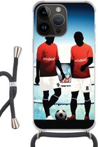 Geschikt voorApple Iphone 14 Pro - Crossbody Case - Een illustratie van twee voetballers in een stadion - Jongens - Meiden - Kids - Siliconen - Crossbody - Backcover met Koord - Telefoonhoesje met koord - Hoesje met touw