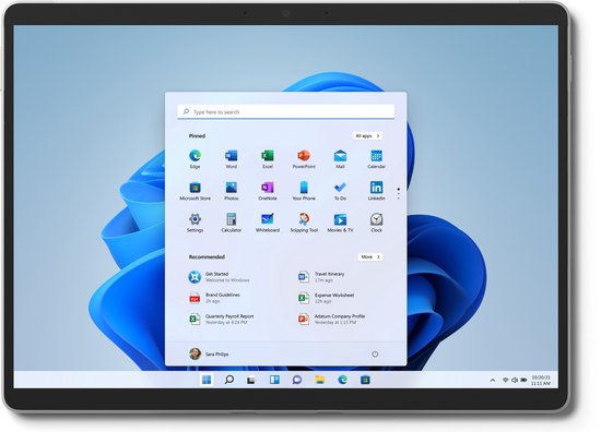 Zilverkleurige tablet met Windows 11 startmenu open.