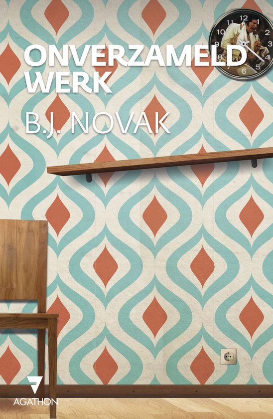 Boekomslag 'Onverzameld Werk' van B.J. Novak met retro behang, klok en stoel.