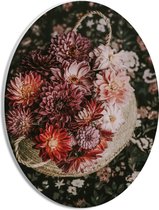 WallClassics - PVC Schuimplaat Ovaal - Compositie van Rood/Roze Bloemen in Mand - 21x28 cm Foto op Ovaal  (Met Ophangsysteem)