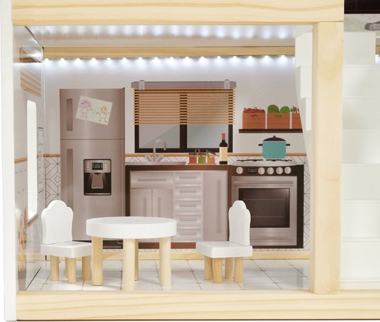 Poppenhuis keuken met witte tafel, twee stoelen, koelkast en fornuis. Warm wit LED verlichting.