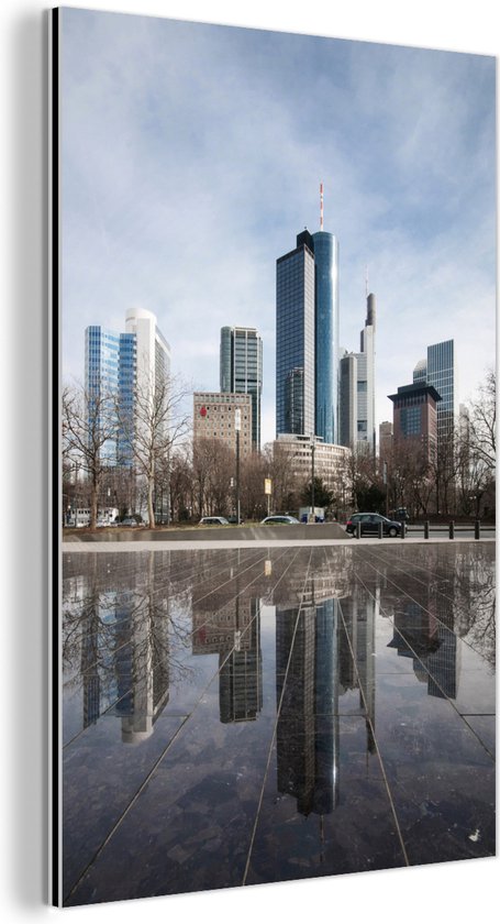 Wanddecoratie Metaal - Aluminium Schilderij Industrieel - Reflectie van de gebouwen in Frankfurt am Main - 20x30 cm - Dibond - Foto op aluminium - Industriële muurdecoratie - Voor de woonkamer/slaapkamer