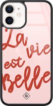 Casimoda® hoesje - Geschikt voor iPhone 12 Mini - La Vie Est Belle - Luxe Hard Case Zwart - Backcover telefoonhoesje - Roze