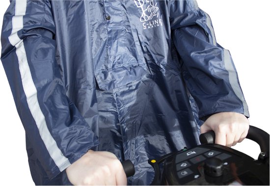 Persoon op een scooter met donkerblauwe poncho, reflecterende strepen op de mouwen.