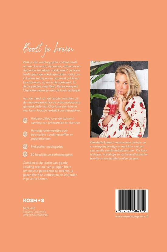 Vrouw met donker haar drinkt een smoothie met een rietje, met een kledingstuk met bloemenprint.