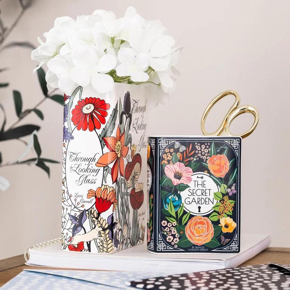 Decoratieve Keramiek Vaas in Boekvorm voor Bloemen - Stijlvolle Boekenkast Decoratie