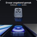 Voomy reisstekker in het midden, met een smartphone, tablet en laptop op de voorgrond. Dekking in 200+ landen.