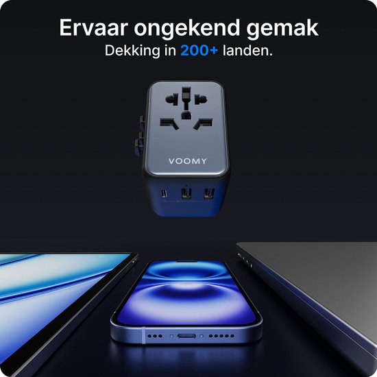 Voomy reisstekker in het midden, met een smartphone, tablet en laptop op de voorgrond. Dekking in 200+ landen.