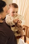 Bébé en pyjama bébé crème à imprimé animalier avec jouet assorti