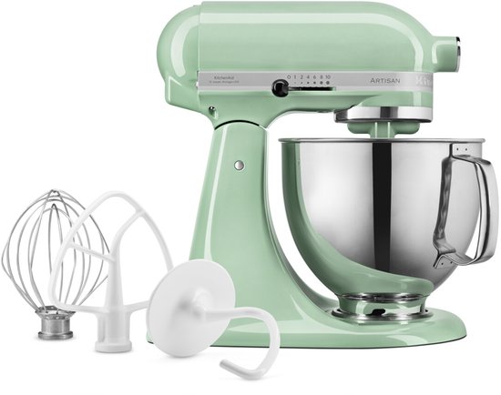 Lichtgroene KitchenAid Artisan keukenmachine met roestvrijstalen kom en drie accessoires: ballongarde, platte klopper en deeghaak.