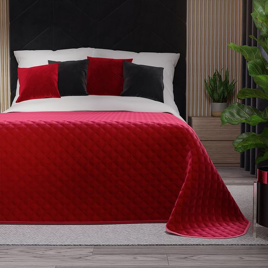 Donkerrode sprei met ruitpatroon over een opgemaakt bed.
