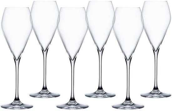 Zes heldere champagneglazen met lange stelen en diamantvormige kelken.