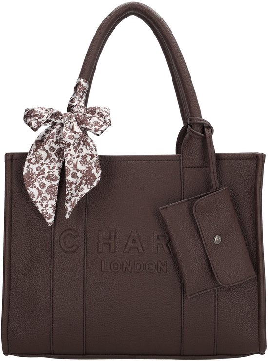 Donkerbruine handtas met "CHARM LONDON" logo, een gestreept stoffen strikje aan het handvat en een bijpassend etui.