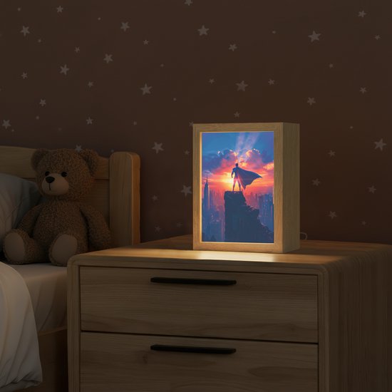 Nachtlampje 15x20 cm - Kinder lampje - Superheld - Stad - Jongens - Kleurrijk - Zon - Tafellamp kinderkamer - Slaapkamer lamp - Bedlamp kinderen - Kinderlampje stopcontact - Wandlamp babykamer - Nachtlampjes van OnlyWow — afbeelding 2