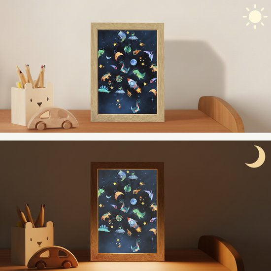 Nachtlampje 15x20 cm - Kinder lampje - Ruimte - Dino - Dinosaurus - Jongens - Tafellamp kinderkamer - Slaapkamer lamp - Bedlamp kinderen - Kinderlampje stopcontact - Wandlamp babykamer - Nachtlampjes van Merkloos — afbeelding 4