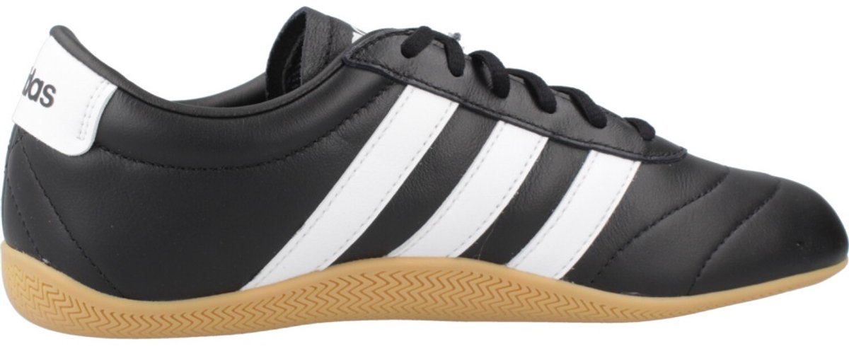 Core Black / Cloud White / Gum 3