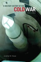 Boekcover: "A Military History of the Cold War, 1944-1962" door Jonathan M. House, met een raket in een lanceerinstallatie.