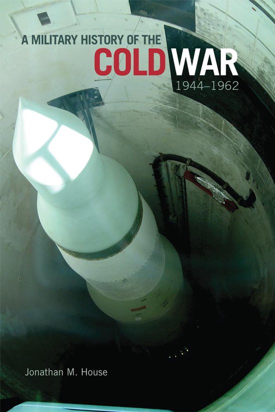 Boekcover: "A Military History of the Cold War, 1944-1962" door Jonathan M. House, met een raket in een lanceerinstallatie.