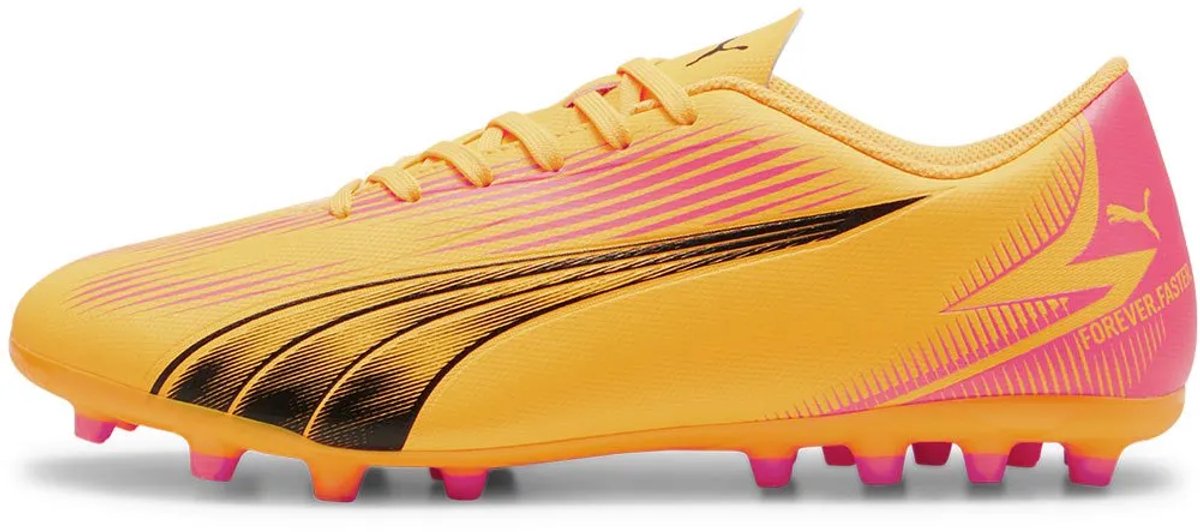Puma Ultra Play Mg voetbalschoenen in felgeel met zwarte en roze details, maat EU 45, lichtgewicht synthetisch bovenwerk.