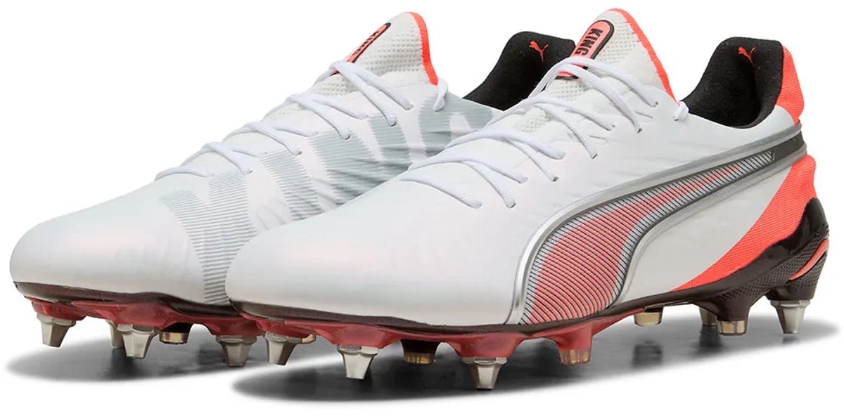 Puma King Ultimate Mxsg voetbalschoenen in wit met rode accenten, K-BETTER bovenmateriaal en GRIPCONTROL 3D-structuur.
