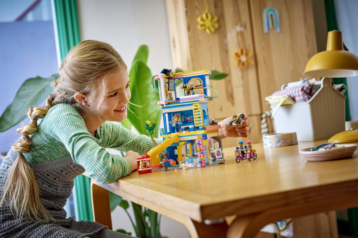LEGO Friends 42689 - Heartlake City Clubhuis – foto 6
