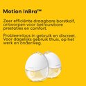 Twee witte Medela borstkolven met gele accenten en melk in de fles.
