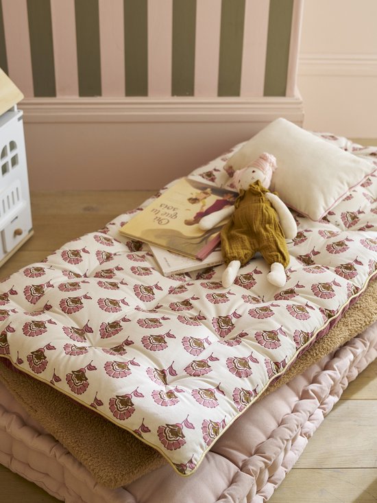 Lichtroze vloermatras met all-over bloemenprint in roze en bruin, met een goudkleurige bies, met popje en boek.