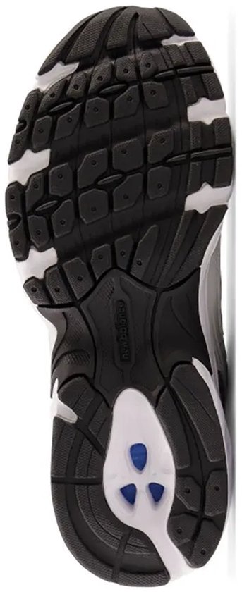 Zwarte buitenzool van een sneaker met witte accenten en een grof profiel.