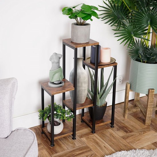 Plantenstandaard met bruine houten bladen en zwarte metalen frame, met een beeldje, vaas en planten.