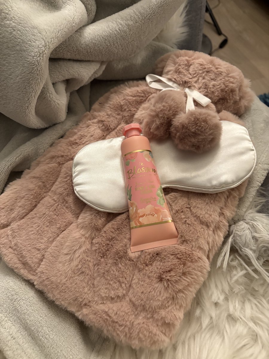 Luxe Cosy Comfort Cadeaubox voor Vrouwen – Warmwaterkruik + handcreme + Satijnen Oogmasker + Grijze Plaid met Pompons & J-Line Mok – Perfect Kerstcadeau & Menstruatie Comfort Set