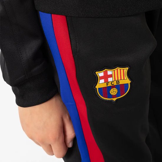 Zwarte trainingsbroek met rode en blauwe strepen op de zijkant en het FC Barcelona-logo.
