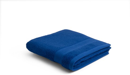 Une seule serviette bleu classique, pliée avec un motif en losange sur le bord.