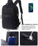 Zwarte rugzak met afmetingen en demonstratie van de USB-oplaadpoort.