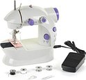 Witte kindernaaimachine met paarse knoppen, voetpedaal en spoelen.