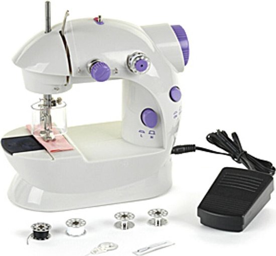 Witte kindernaaimachine met paarse knoppen, voetpedaal en spoelen.