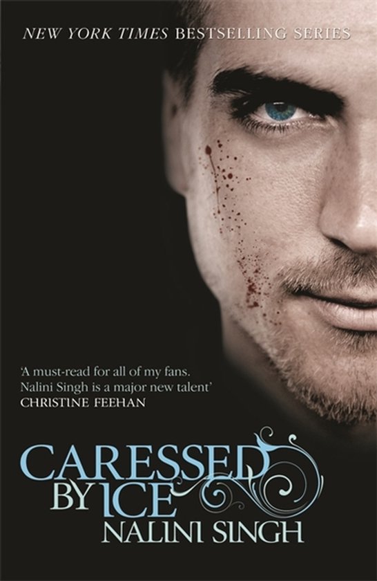 Nieuw-York Times bestseller 'Caressed by Ice' van Nalini Singh, met een close-up van een gezicht met blauwe ogen en bloedspatten.