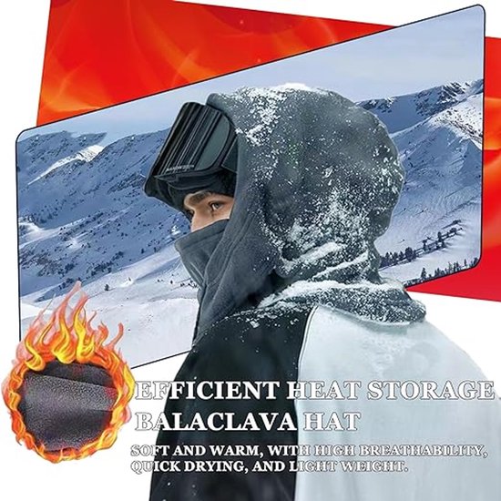 Man met grijs fleece bivakmuts bedekt met sneeuw, met skibril en masker. Tekst: Efficiënte warmteopslag bivakmuts.