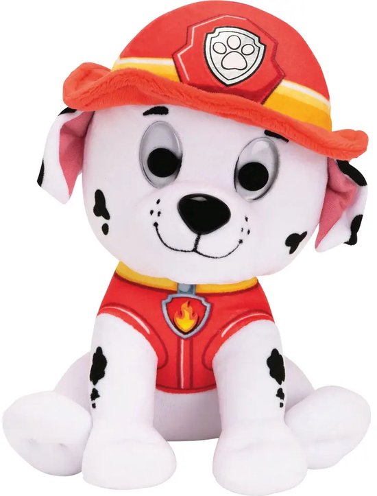 Een witte Dalmatische puppyknuffel met zwarte vlekken, zittend. Draagt een rood brandweeruniform en een rode helm met embleem. Zwarte ogen, neus en mond.