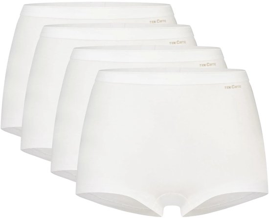 Vier witte Ten Cate shorts op een rij, met een grijze merknaam op de tailleband.
