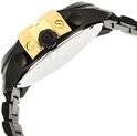 Zijaanzicht van een zwart Diesel horloge met goudkleurige knoppen en een metalen band.