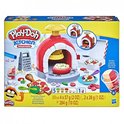 Play-Doh Pizza Oven Playset in rood met witte accenten. Inclusief 5 potjes klei, een deegroller en pizza-accessoires. 'Play-Doh Kitchen Creations' en 'Tri Color' op de verpakking.