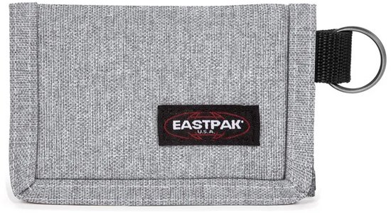 Grijze Eastpak portemonnee gesloten met zwart bandje en D-ring.
